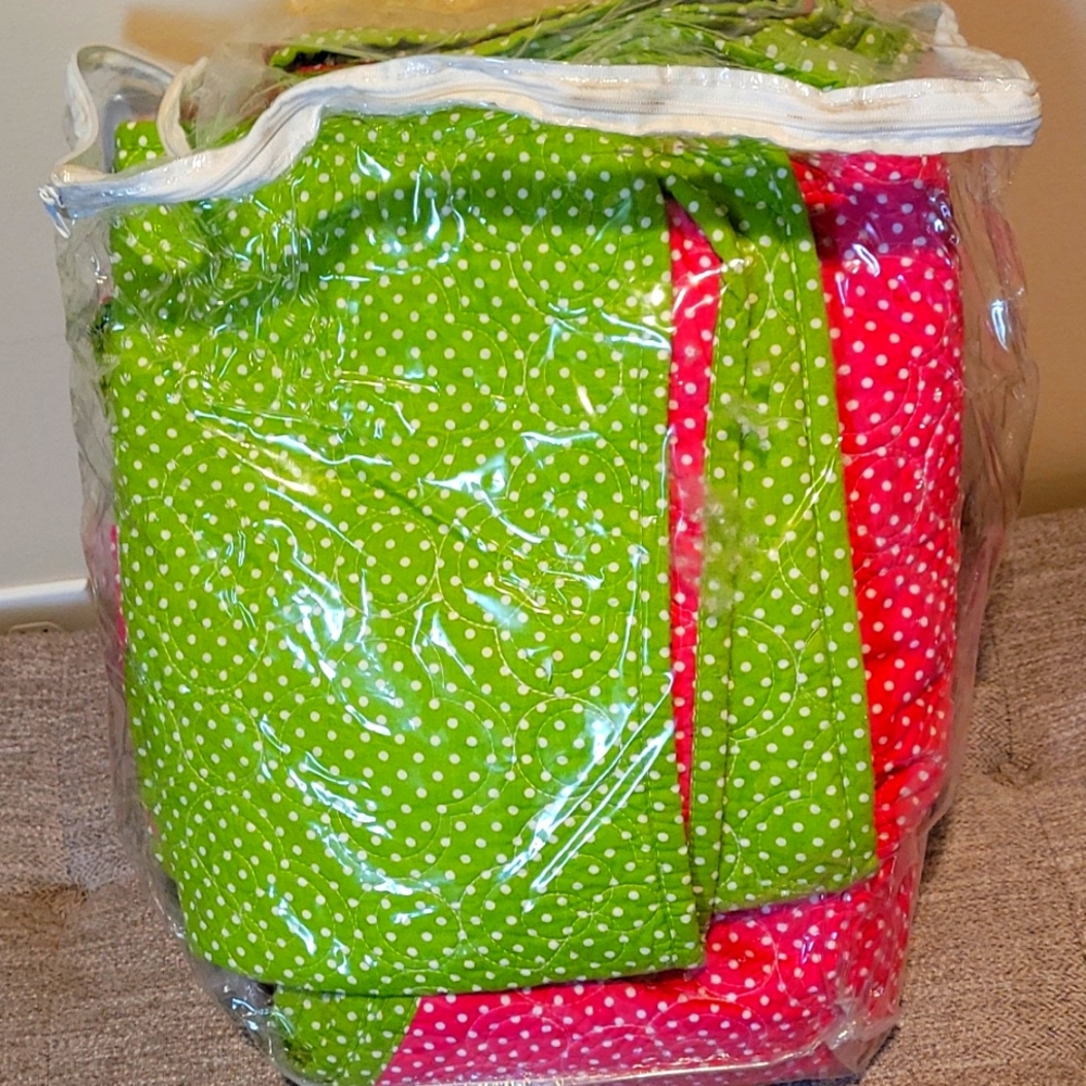 2 piece covlet. 100% cotton fiber Brand new floor model  @ Haverty's Furniture